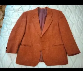 Americana color teja de Emidio Tucci.