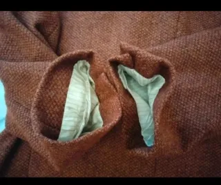 Americana color teja de Emidio Tucci.