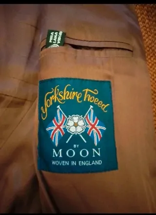 Americana color teja de Emidio Tucci.