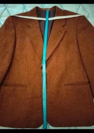 Americana color teja de Emidio Tucci.