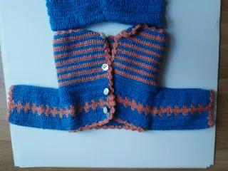 Ropita tejida Nenuco azul y coral