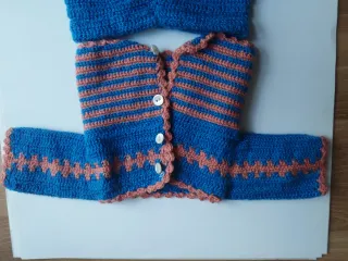 Ropita tejida Nenuco azul y coral