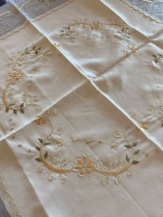 Toalha decorativa Páscoa dourada e branca