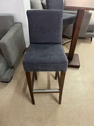 Taburetes madera y tapizado gris