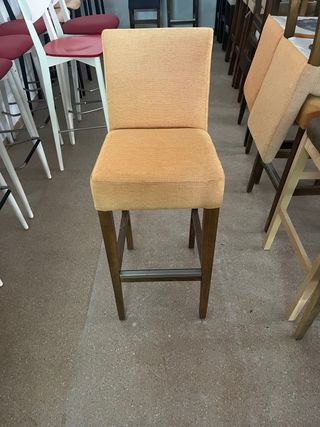 Taburetes madera y tapizado gris