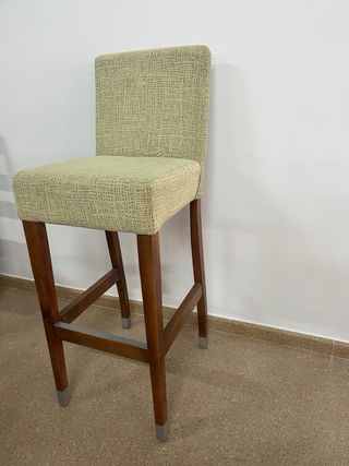 Taburetes madera y tapizado gris