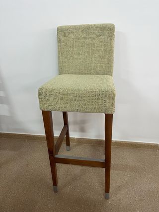 Taburetes madera y tapizado gris