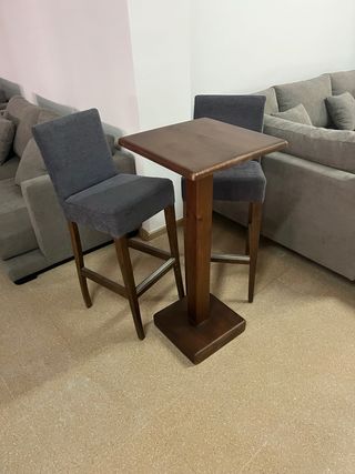 Taburetes madera y tapizado gris