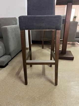 Taburetes madera y tapizado gris
