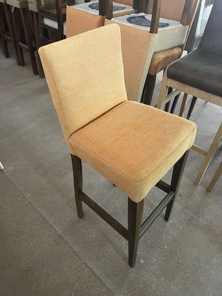 Taburetes madera y tapizado gris