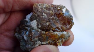 Esfalerita acaramelada con calcita