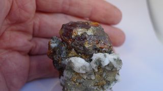 Esfalerita acaramelada con calcita