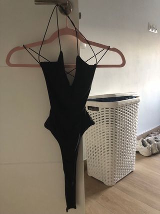 Body negro tirantes cruzados