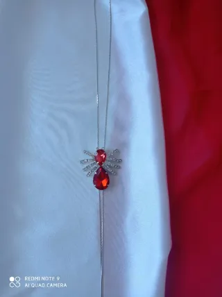 Collana ragno con cristalli rossi e argento