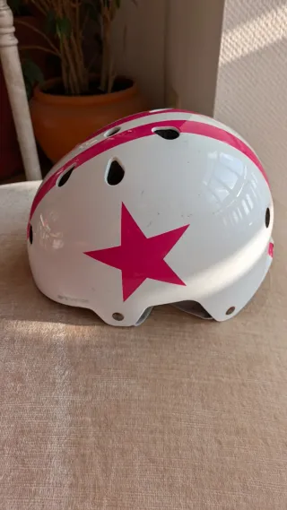 Casco infantil patinete estrellas y rayas