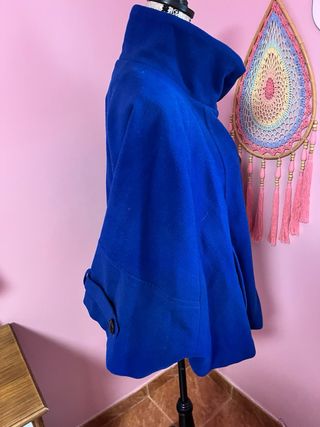 Abrigo capa azulón mujer