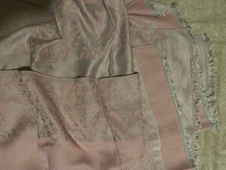 Pañuelo de seda rosa y plateado