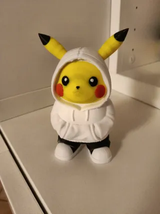 Pikachu con felpa bianca
