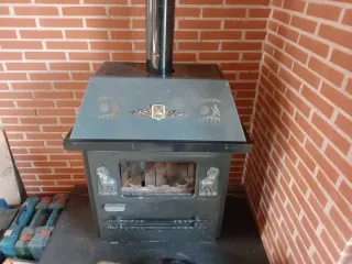 Estufa de leña metálica