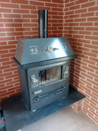 Estufa de leña metálica