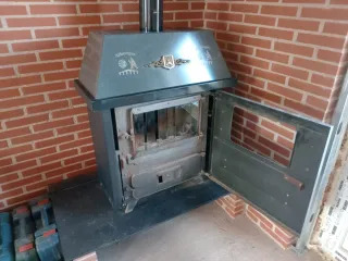 Estufa de leña metálica