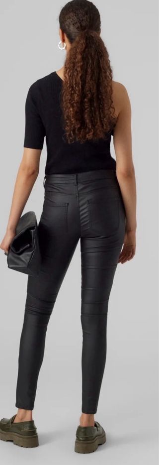 Pantalones negros efecto piel