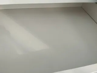 Escritorio blanco con 2 cajones