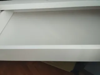 Escritorio blanco con 2 cajones