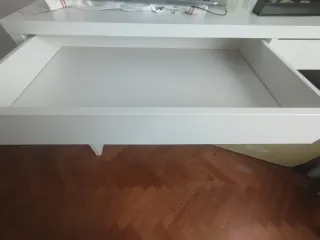 Escritorio blanco con 2 cajones