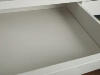 Escritorio blanco con 2 cajones