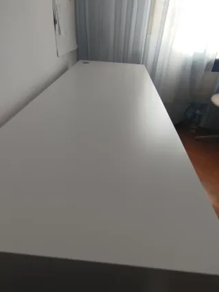 Escritorio blanco con 2 cajones