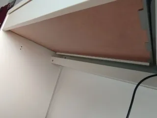 Escritorio blanco con 2 cajones