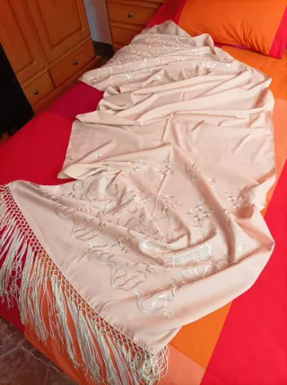 Mantón de fiesta beige con flecos