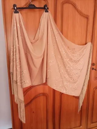 Mantón de fiesta beige con flecos