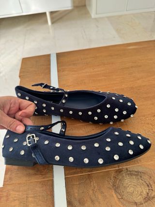 Bailarinas azules con tachuelas brillantes