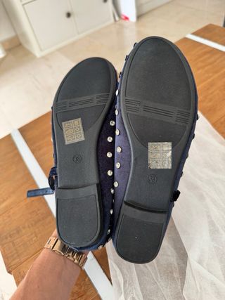 Bailarinas azules con tachuelas brillantes