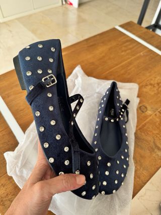Bailarinas azules con tachuelas brillantes