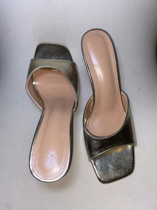 Tacones bajos dorados