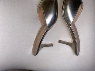 Tacones bajos dorados