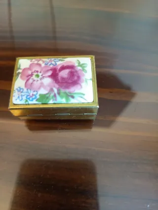 Pastillero porcelana y latón flores
