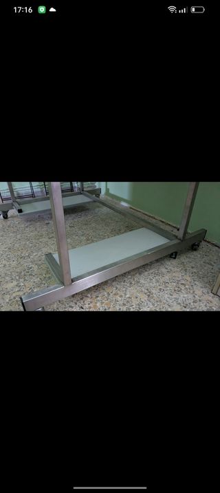 Mesa de trabajo con estantes