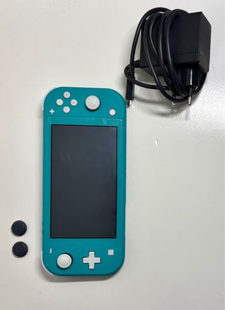 Nintendo Switch Lite + caricabatterie + accessori