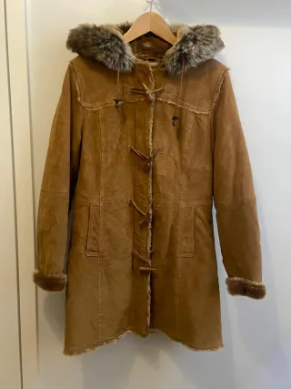 Trenca de piel con capucha y pelo