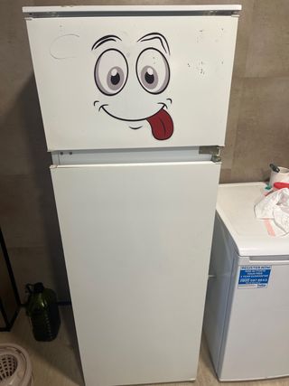 Frigorífico blanco con cara divertida