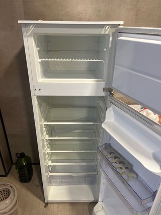 Frigorífico blanco con cara divertida