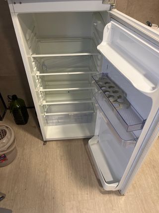 Frigorífico blanco con cara divertida