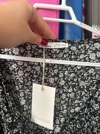 Blusa floral negra Pull&Bear talla L - Nueva