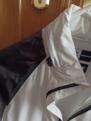 Chubasquero Cortavientos Ecoalf Gris y Blanco