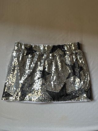 Falda plateada con estrellas negras