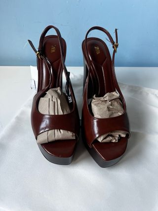 Sandalia plataforma Zara tacón marrón